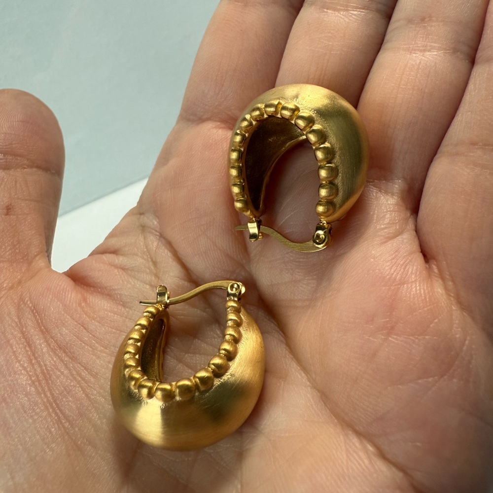 Basket Matte Golden Hoop Earrings 18 K Gold Stainless Steel - Picture 5 of 11